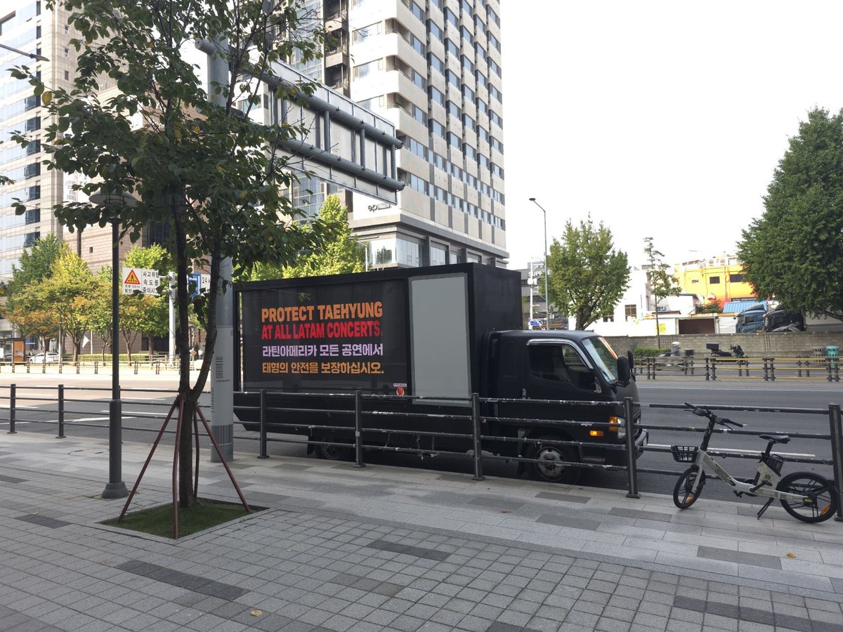 taeguide's tweet photo. As Taehyung embarks on the Latam tour, a truck demanding HYBE take immediate action against the death threats and ensure Taehyung’s safety at the concerts is now parked outside HYBE 

PROTECT TAEHYUNG 
#ProtectTaehyung  
@HYBEOFFICIALtwt @bts_bighit https://t.co/kGjirXOVem