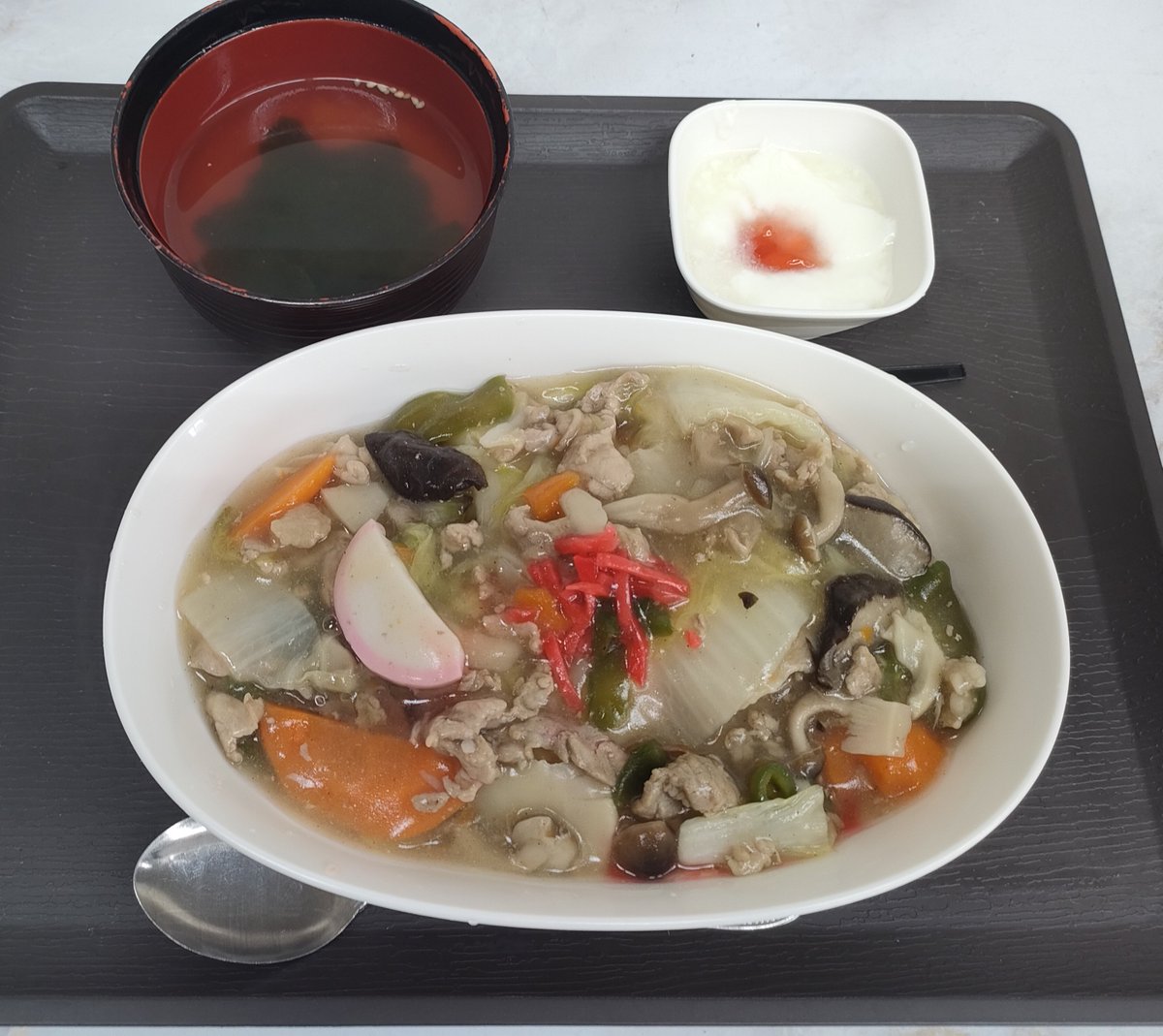 sagyousho1011's tweet photo. 本日は中華丼、ワカメスープ、ヨーグルトです❗️
いただきまーす🥄✨️ https://t.co/dwNHF8ggAn