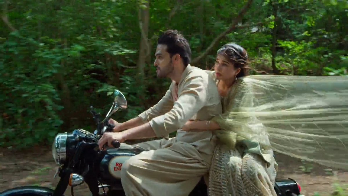 Itsurgurl_AS's tweet photo. THE BIKE CHASE WAS SO CINEMATIC.
It genuinely felt like I was watching the climax of a Bollywood movie. The shots, the intensity, the whole sequence.
ABSOLUTE CINEMA. 

ll #seherhonekohai #maher #maherkanikaah ll https://t.co/GD9K2VHxsI