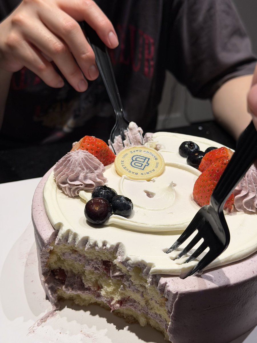 k3miffy's tweet photo. our 3 year anniversary we decided to stay home and eat an entire cake #yay #love https://t.co/XHVIKhoI8N