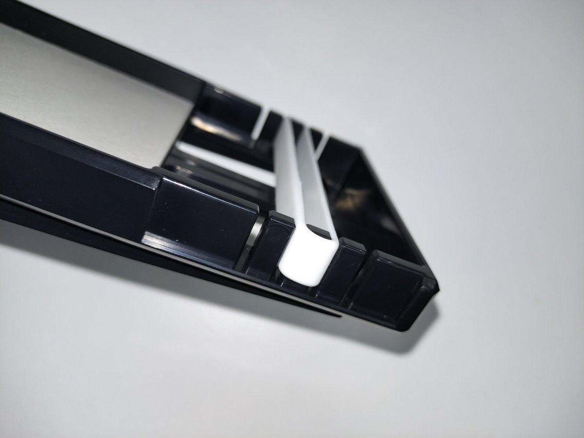 gatebox's tweet photo. 📱新タイプのゴムバンド、取り付け方のポイント！

スマートフォンをしっかり固定するために、画像のようにゴムの位置を調整して取り付けてみてください✨

最近発売されたデジタルフィギュアボックスをお持ちの方で、
「スマートフォンが固定しづらいかも？」
と感じていたら、一度ゴムバンドの状態をチェックしてみるのがオススメです👀

写真付きの詳しい取り付け方はこちら👇
「ボックスの組み立て方」
https://t.co/Bto6J06lsN

#Gatebox #デジタルフィギュアボックス