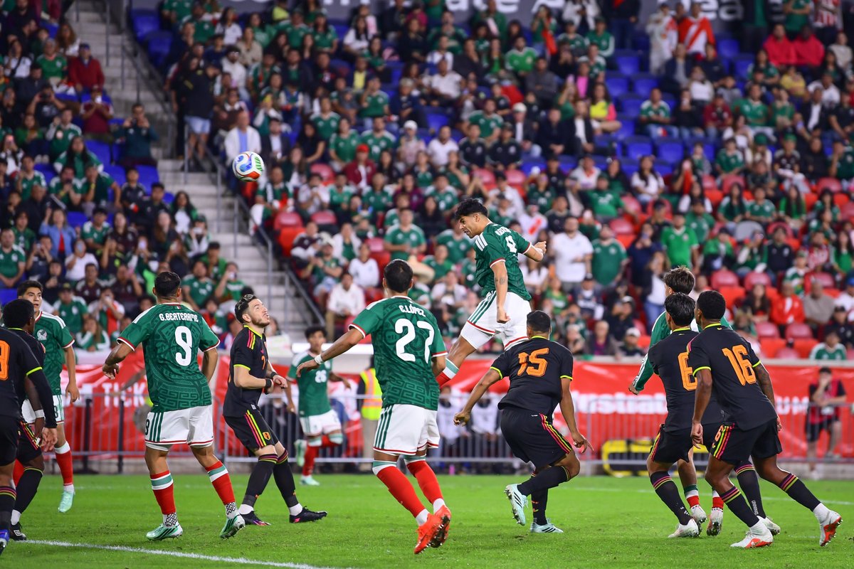 Rayados's tweet photo. ¡Qué remate de cabeza por parte de Víctor Guzmán para empatar el partido entre 🇲🇽🆚 🇵🇪!

¡Con todo, Toroooo!🐂🔥 #RayadosEnSelección 🔵⚪

📸Agencia Mexsport https://t.co/apAwkyJubM