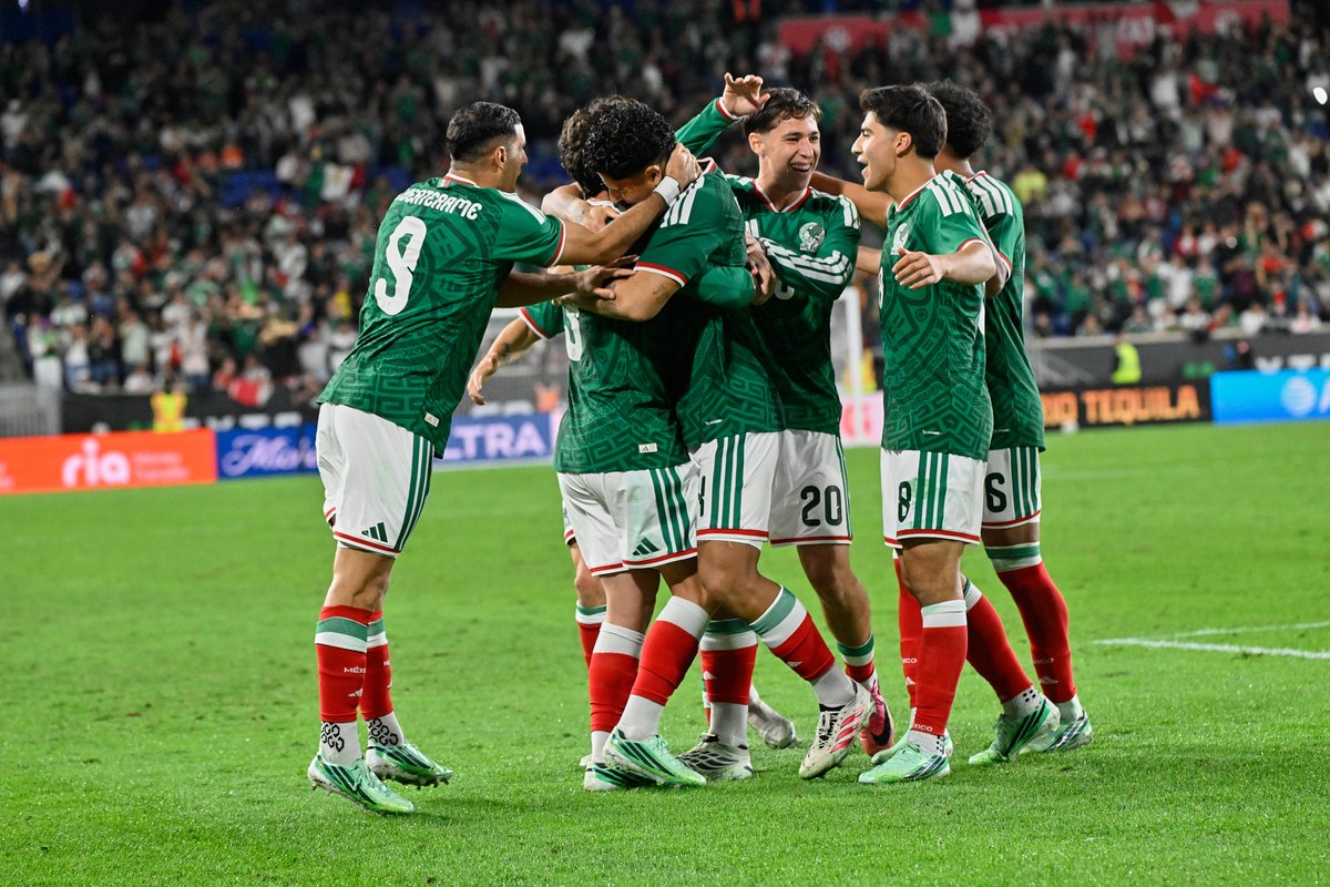 Rayados's tweet photo. ¡Qué remate de cabeza por parte de Víctor Guzmán para empatar el partido entre 🇲🇽🆚 🇵🇪!

¡Con todo, Toroooo!🐂🔥 #RayadosEnSelección 🔵⚪

📸Agencia Mexsport https://t.co/apAwkyJubM