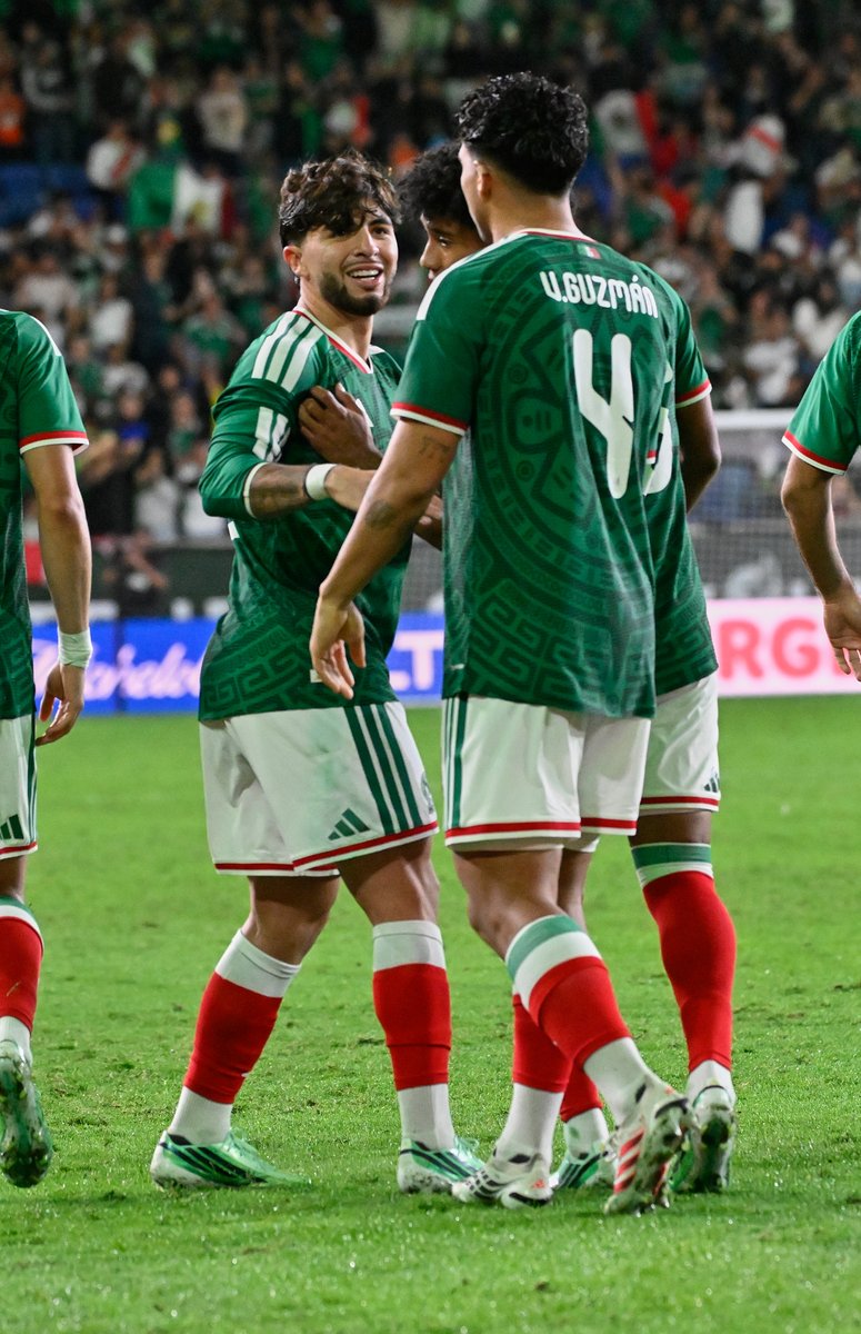 Rayados's tweet photo. ¡Qué remate de cabeza por parte de Víctor Guzmán para empatar el partido entre 🇲🇽🆚 🇵🇪!

¡Con todo, Toroooo!🐂🔥 #RayadosEnSelección 🔵⚪

📸Agencia Mexsport https://t.co/apAwkyJubM