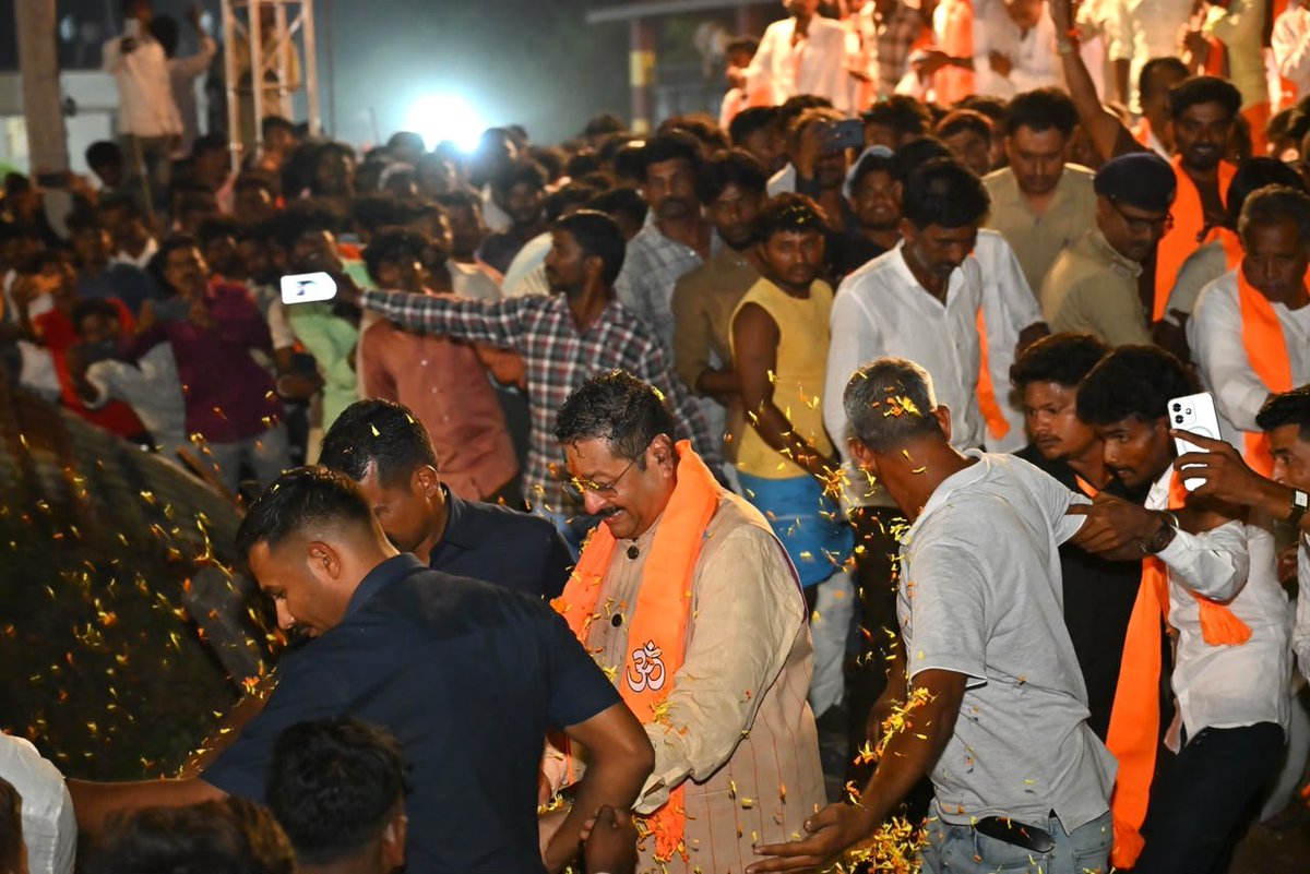BasanagoudaBJP's tweet photo. ರಾಯಚೂರು ಜಿಲ್ಲೆಯ ಸಿರವಾರ ಗ್ರಾಮದಲ್ಲಿ ಇಂದು ವೀರ ಸಾವರ್ಕರ್ ಯುವ ಸೇನೆ ವತಿಯಿಂದ ಹಮ್ಮಿಕೊಂಡಿದ್ದ  ಸಾರ್ವಜನಿಕ ಗಣೇಶೋತ್ಸವ ಕಾರ್ಯಕ್ರಮ ಉದ್ಘಾಟಿಸಿ ಮಾತನಾಡಿದೆ. ಇದೇ ವೇಳೆ ಆತ್ಮೀಯವಾಗಿ ಸಮಿತಿಯವರು ಹಾಗೂ ಅಭಿಮಾನಿಗಳು ಸನ್ಮಾನಿಸಿದರು. ಸ್ವಾಮೀಜಿಗಳು, ಮುಖಂಡರು, ಹಿತೈಷಿಗಳು, ಅಭಿಮಾನಿಗಳು, ದೇಶ ಭಕ್ತರು, ಹಿಂದೂ ಕುಲಬಾಂಧವರು, ಮಹಿಳೆಯರು ಉಪಸ್ಥಿತರಿದ್ದರು.