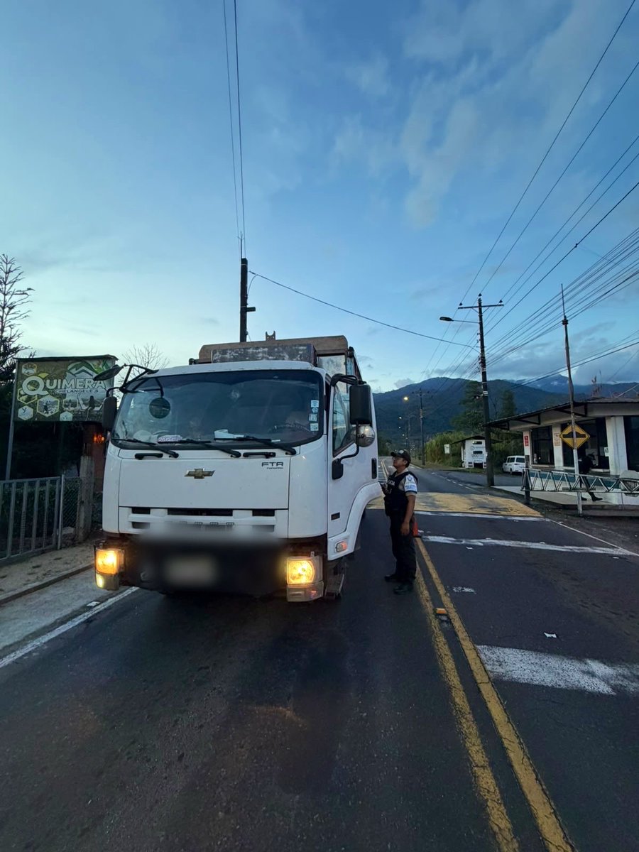 PoliciaEcZona3's tweet photo. 📍#PASTAZA| SEGUIMOS FIRMES EN TERRITORIO
Intensificamos operativos en #Mera mediante nuestros puntos estratégicos check points con la finalidad de reforzar la vigilancia y evitar actos delictivos.
Tu seguridad es nuestra prioridad.
#PolicíaEcuador
#EstrategiaOperacional3D https://t.co/30zNQLRTet