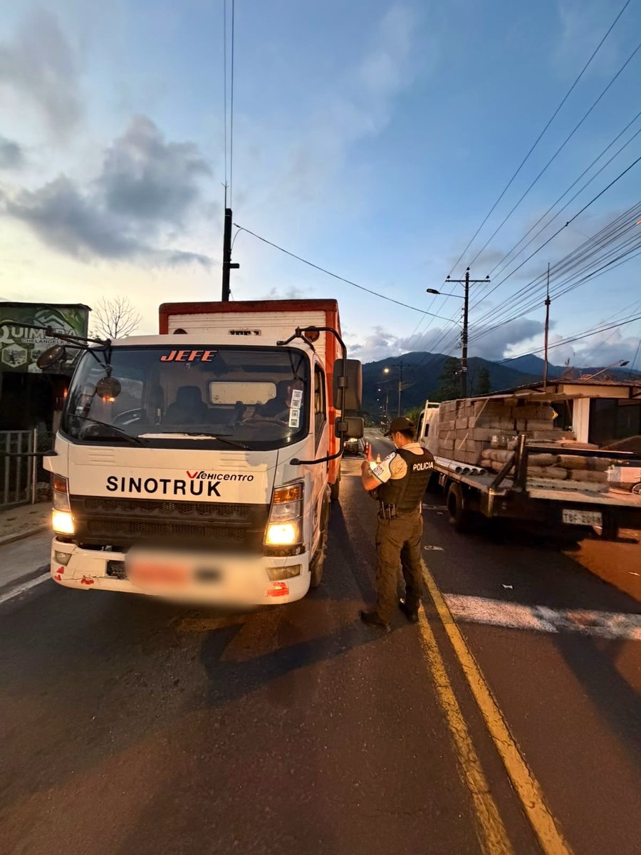 PoliciaEcZona3's tweet photo. 📍#PASTAZA| SEGUIMOS FIRMES EN TERRITORIO
Intensificamos operativos en #Mera mediante nuestros puntos estratégicos check points con la finalidad de reforzar la vigilancia y evitar actos delictivos.
Tu seguridad es nuestra prioridad.
#PolicíaEcuador
#EstrategiaOperacional3D https://t.co/30zNQLRTet
