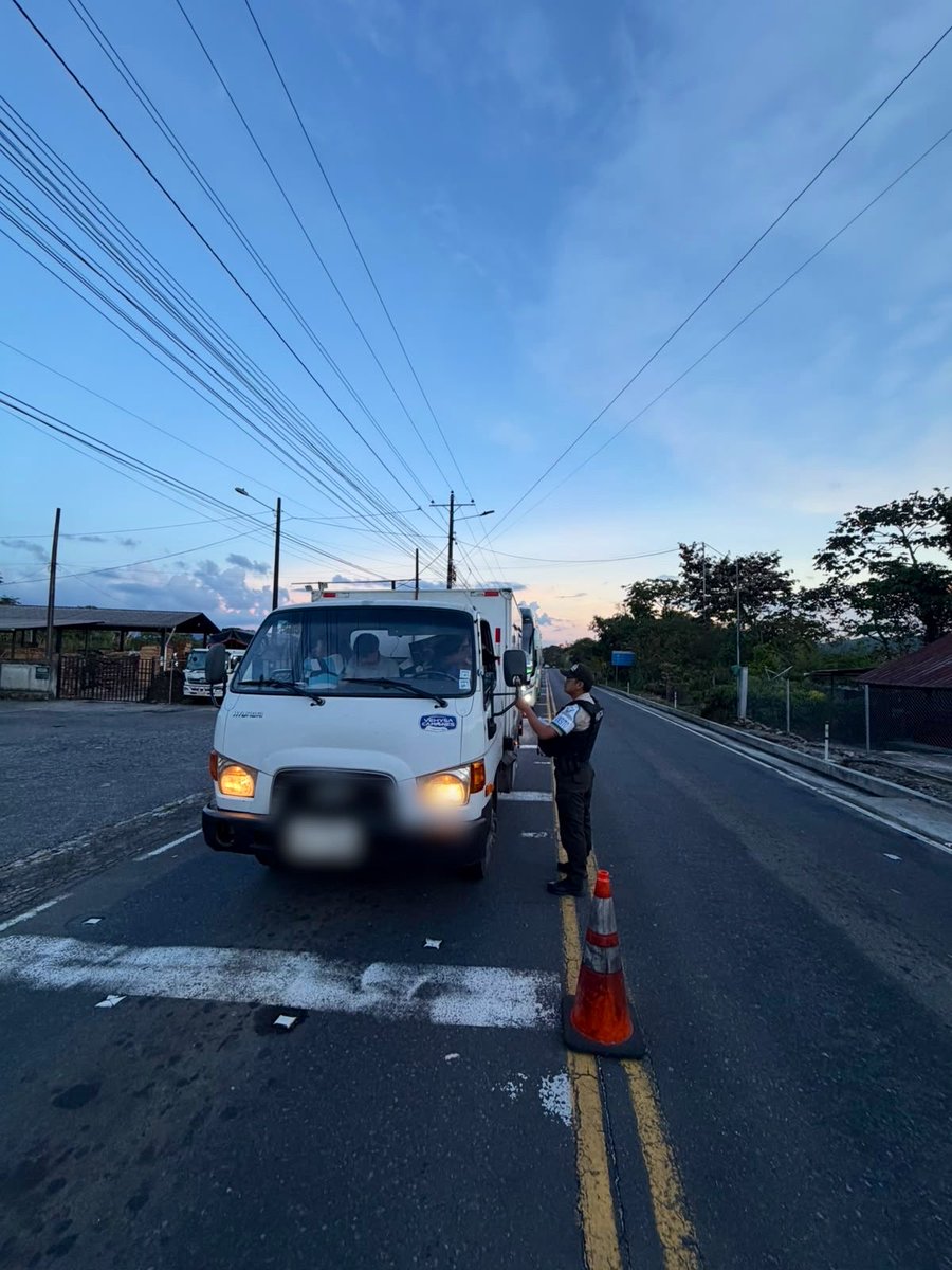 PoliciaEcZona3's tweet photo. 📍#PASTAZA| SEGUIMOS FIRMES EN TERRITORIO
Intensificamos operativos en #Mera mediante nuestros puntos estratégicos check points con la finalidad de reforzar la vigilancia y evitar actos delictivos.
Tu seguridad es nuestra prioridad.
#PolicíaEcuador
#EstrategiaOperacional3D https://t.co/30zNQLRTet