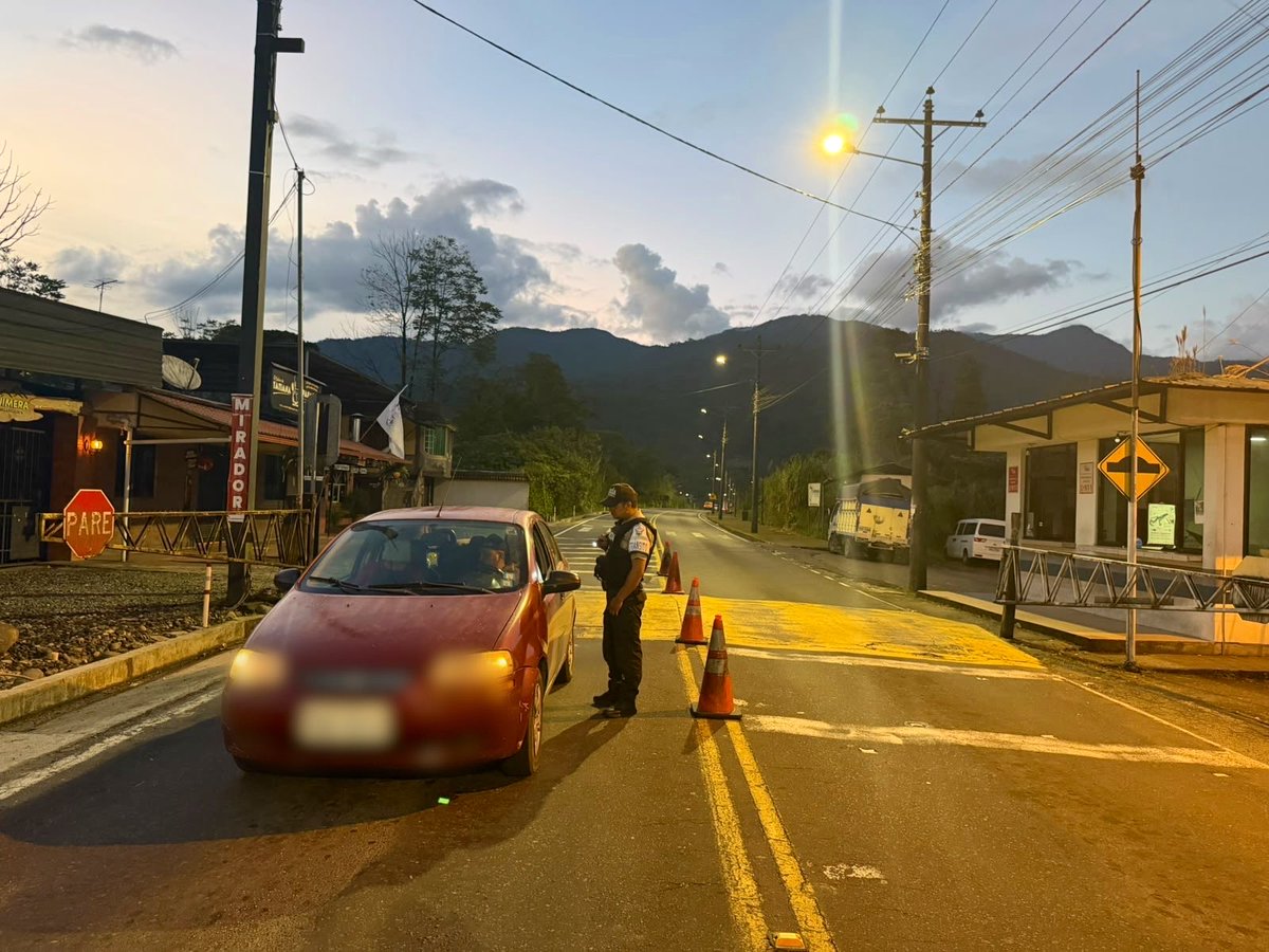 PoliciaEcZona3's tweet photo. 📍#PASTAZA| SEGUIMOS FIRMES EN TERRITORIO
Intensificamos operativos en #Mera mediante nuestros puntos estratégicos check points con la finalidad de reforzar la vigilancia y evitar actos delictivos.
Tu seguridad es nuestra prioridad.
#PolicíaEcuador
#EstrategiaOperacional3D https://t.co/30zNQLRTet