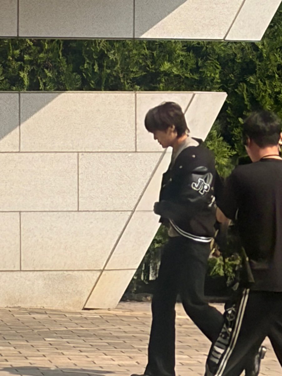 kkaiman_'s tweet photo. 외대에 종인이!! 전과자 찍나바 카이팅 https://t.co/91EdQlcTP4