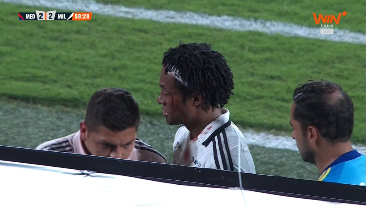 ElVarCentral's tweet photo. 🔃 Recibió 4 faltas Juan Guillermo Cuadrado en su partido de estreno con Millonarios ante el Medellín y sale sustituido al 58' con un corte. Ambiente hostil desde el inicio y el tipazo ni una queja, ni un gesto, absolutamente nada. Mucha madurez y profesionalismo de su parte. https://t.co/ihJcf57SbO