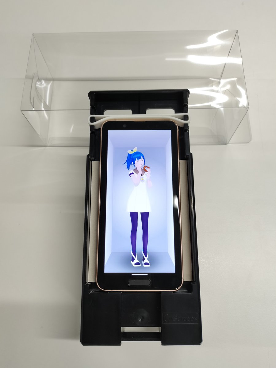 gatebox's tweet photo. 最近デジタルフィギュアボックスを購入したみなさん、新タイプのゴムバンドはもうチェックしましたか？👀

画像のようにゴムの位置を調整することで、スマートフォンをしっかり固定しやすくなります📱✨

「知らなかった！」という方がまわりにいたら、ぜひこの使い方を教えてあげてください🙌

詳しい取り付け方はこちら👇
「ボックスの組み立て方」
https://t.co/Bto6J06lsN

#Gatebox #デジタルフィギュアボックス