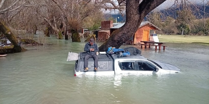 klial06's tweet photo. CRECIDAS DEVASTADORAS EN BARILOCHE: UN EQUIPO DE PERIODISTAS FUE RESCATADO “FUE UNA DESGRACIA CON SUERTE”
EL AGUA PROVOCO DESASTRES EN BARILOCHE Y PUDO SER UNA TRAGEDIA VER EL LINK
https://t.co/6hTXYqkzw0
#Inundaciones #Bariloche #Desastre #Rios #Tragedia https://t.co/0ThQSEl55g