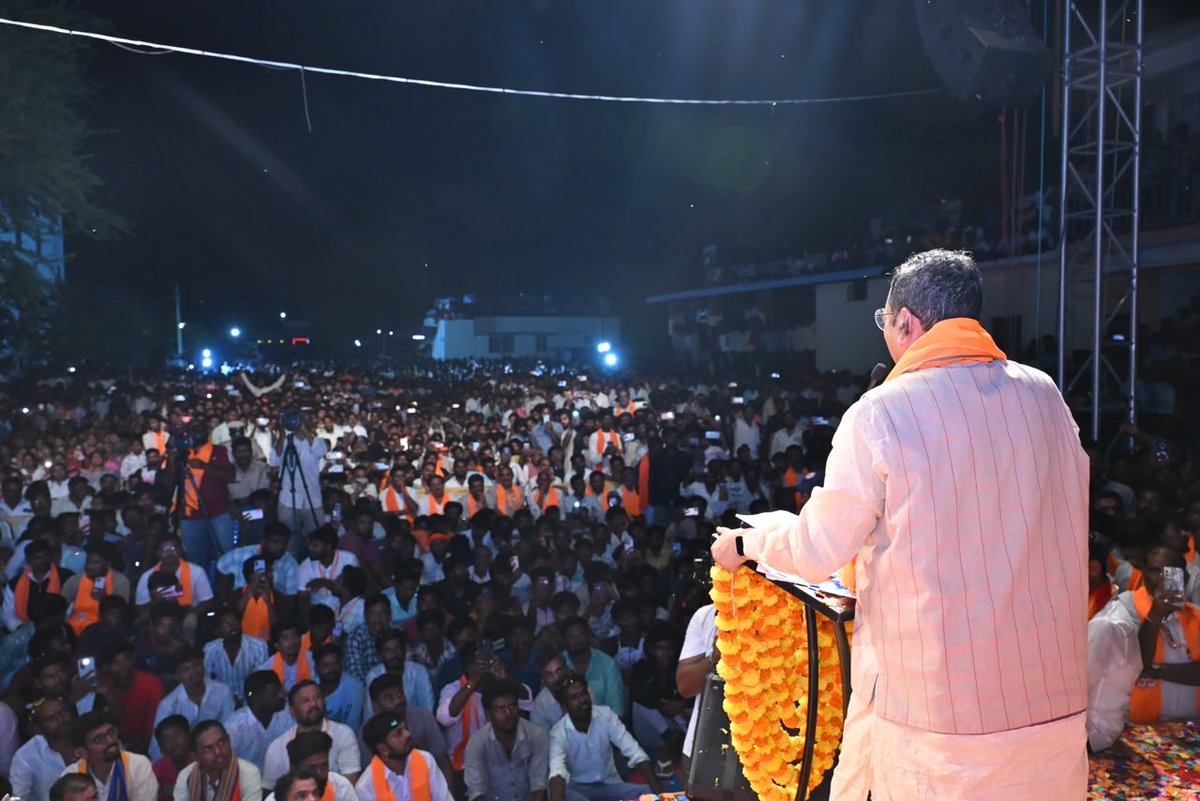 BasanagoudaBJP's tweet photo. ರಾಯಚೂರು ಜಿಲ್ಲೆಯ ಸಿರವಾರ ಗ್ರಾಮದಲ್ಲಿ ಇಂದು ವೀರ ಸಾವರ್ಕರ್ ಯುವ ಸೇನೆ ವತಿಯಿಂದ ಹಮ್ಮಿಕೊಂಡಿದ್ದ  ಸಾರ್ವಜನಿಕ ಗಣೇಶೋತ್ಸವ ಕಾರ್ಯಕ್ರಮ ಉದ್ಘಾಟಿಸಿ ಮಾತನಾಡಿದೆ. ಇದೇ ವೇಳೆ ಆತ್ಮೀಯವಾಗಿ ಸಮಿತಿಯವರು ಹಾಗೂ ಅಭಿಮಾನಿಗಳು ಸನ್ಮಾನಿಸಿದರು. ಸ್ವಾಮೀಜಿಗಳು, ಮುಖಂಡರು, ಹಿತೈಷಿಗಳು, ಅಭಿಮಾನಿಗಳು, ದೇಶ ಭಕ್ತರು, ಹಿಂದೂ ಕುಲಬಾಂಧವರು, ಮಹಿಳೆಯರು ಉಪಸ್ಥಿತರಿದ್ದರು.