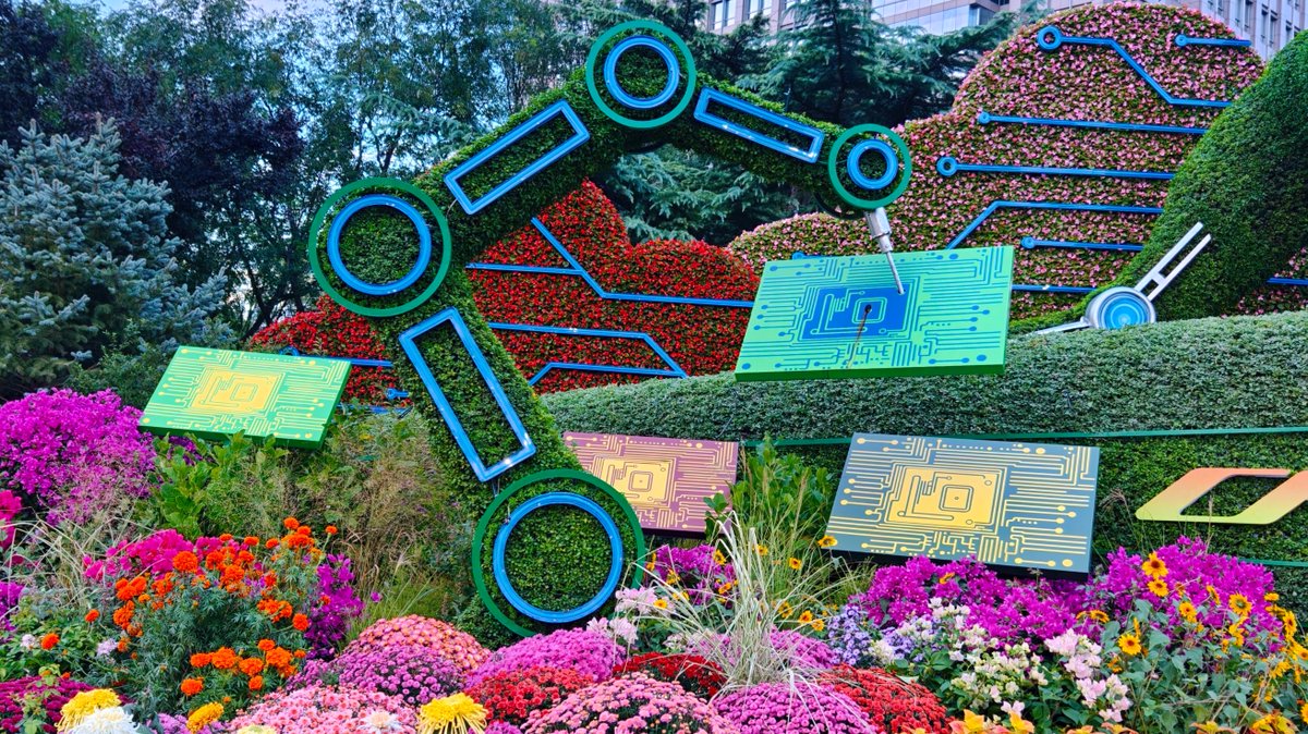 BeijingTourismX's tweet photo. Chang’an Avenue is dressed up for China’s National Day!
Colorful themed flower displays line the avenue, bringing a festive touch to the heart of Beijing. Take a leisurely stroll and enjoy the seasonal colors along this iconic city route. https://t.co/N24b0pEwSV