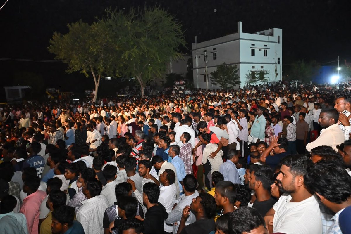 BasanagoudaBJP's tweet photo. ರಾಯಚೂರು ಜಿಲ್ಲೆಯ ಸಿರವಾರ ಗ್ರಾಮದಲ್ಲಿ ಇಂದು ವೀರ ಸಾವರ್ಕರ್ ಯುವ ಸೇನೆ ವತಿಯಿಂದ ಹಮ್ಮಿಕೊಂಡಿದ್ದ  ಸಾರ್ವಜನಿಕ ಗಣೇಶೋತ್ಸವ ಕಾರ್ಯಕ್ರಮ ಉದ್ಘಾಟಿಸಿ ಮಾತನಾಡಿದೆ. ಇದೇ ವೇಳೆ ಆತ್ಮೀಯವಾಗಿ ಸಮಿತಿಯವರು ಹಾಗೂ ಅಭಿಮಾನಿಗಳು ಸನ್ಮಾನಿಸಿದರು. ಸ್ವಾಮೀಜಿಗಳು, ಮುಖಂಡರು, ಹಿತೈಷಿಗಳು, ಅಭಿಮಾನಿಗಳು, ದೇಶ ಭಕ್ತರು, ಹಿಂದೂ ಕುಲಬಾಂಧವರು, ಮಹಿಳೆಯರು ಉಪಸ್ಥಿತರಿದ್ದರು.