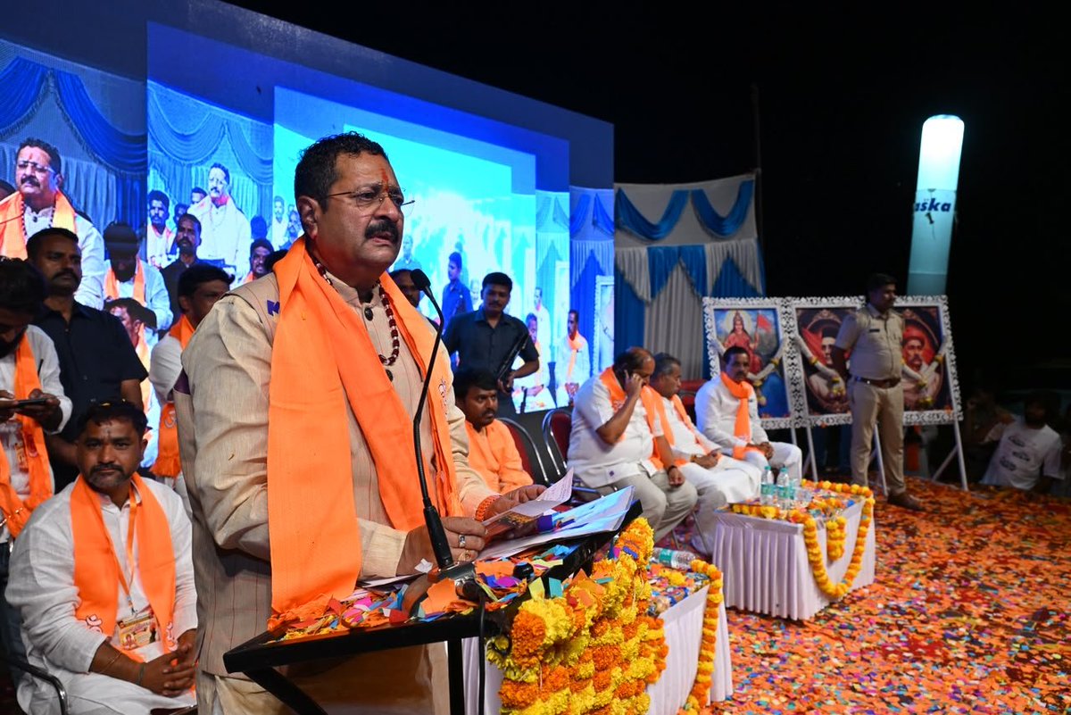 BasanagoudaBJP's tweet photo. ರಾಯಚೂರು ಜಿಲ್ಲೆಯ ಸಿರವಾರ ಗ್ರಾಮದಲ್ಲಿ ಇಂದು ವೀರ ಸಾವರ್ಕರ್ ಯುವ ಸೇನೆ ವತಿಯಿಂದ ಹಮ್ಮಿಕೊಂಡಿದ್ದ  ಸಾರ್ವಜನಿಕ ಗಣೇಶೋತ್ಸವ ಕಾರ್ಯಕ್ರಮ ಉದ್ಘಾಟಿಸಿ ಮಾತನಾಡಿದೆ. ಇದೇ ವೇಳೆ ಆತ್ಮೀಯವಾಗಿ ಸಮಿತಿಯವರು ಹಾಗೂ ಅಭಿಮಾನಿಗಳು ಸನ್ಮಾನಿಸಿದರು. ಸ್ವಾಮೀಜಿಗಳು, ಮುಖಂಡರು, ಹಿತೈಷಿಗಳು, ಅಭಿಮಾನಿಗಳು, ದೇಶ ಭಕ್ತರು, ಹಿಂದೂ ಕುಲಬಾಂಧವರು, ಮಹಿಳೆಯರು ಉಪಸ್ಥಿತರಿದ್ದರು.