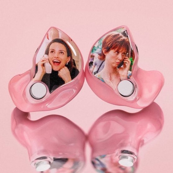acessoliviabr's tweet photo. RAINHA! Olivia Rodrigo encomendou dois retornos personalizados de ‘Sex and the City’ para a ‘The Unraveled Tour’: um inspirado em Miranda e Charlotte, e outro em Carrie e Samantha. https://t.co/8Cr4cV1KoN
