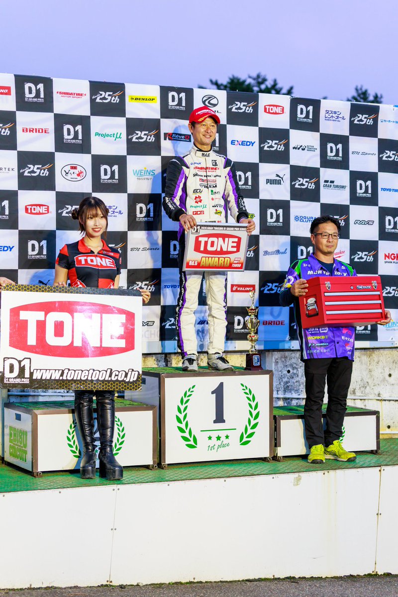 yd_bei08's tweet photo. D1GPエビス
応援ありがとうございました！

Rd.6では、
TONE株式会社がサポートしている
横井 昌志選手が昨日に引き続き追走優勝でした！🥇✨
二連覇おめでとうございます！

ベスト8ではTONEのサポートしている選手が5名も入り、白熱した追走が繰り広げられました！

#D1GP #TONE #D1 https://t.co/VHeB0E2qpo