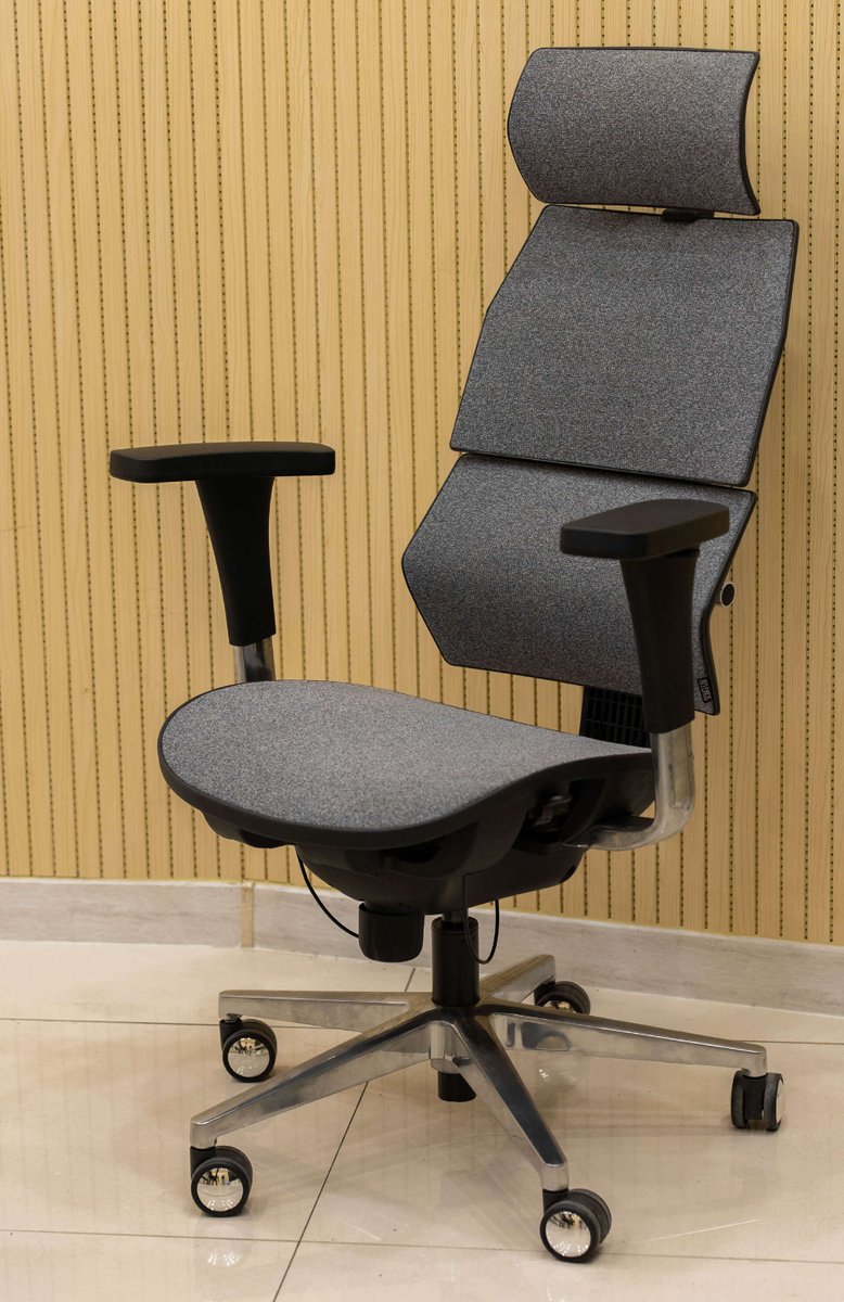 TEWWV8RxnHEfZbj's tweet photo. Woke up with a stiff neck, need to adjust the carbon support of my chair before working today! https://t.co/gIH3KH7Ski