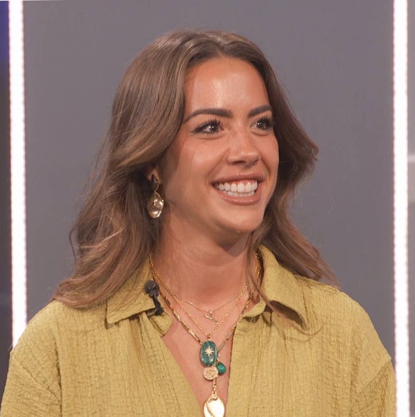 DrewsCluesBB28's tweet photo. 🚨 It took 14 votes to evict Ashley Trail. It only took 1 vote to evict Dee. 

Is this a sign that Ashley Trail was the biggest threat and best player on this season? 🤔 #bb28 https://t.co/PRMBYY7APm