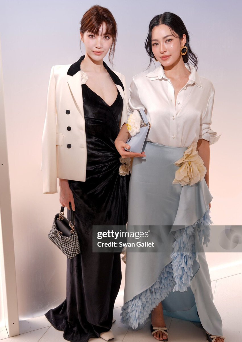 mstarnewsth's tweet photo. สองสาว Dior Ambassador "หลิงหลิง คอง" @linglingsirilak และ "ออม กรณ์นภัส" @ormmormm ในฐานะแขกคนสำคัญ กับลุคลูกคุณฉบับ @Dior เดินทางร่วมชม Dior Women's Spring/Summer 2027 Ready-to-Wear Show at Paris Fashion Week ที่ผ่านมา

LINGORM BA DIOR AT PFW

#DiorSummer27xLingOrm #LinglingKwong #OrmKornnaphat #LingOrm #Dior #DiorSummer27 #PFW