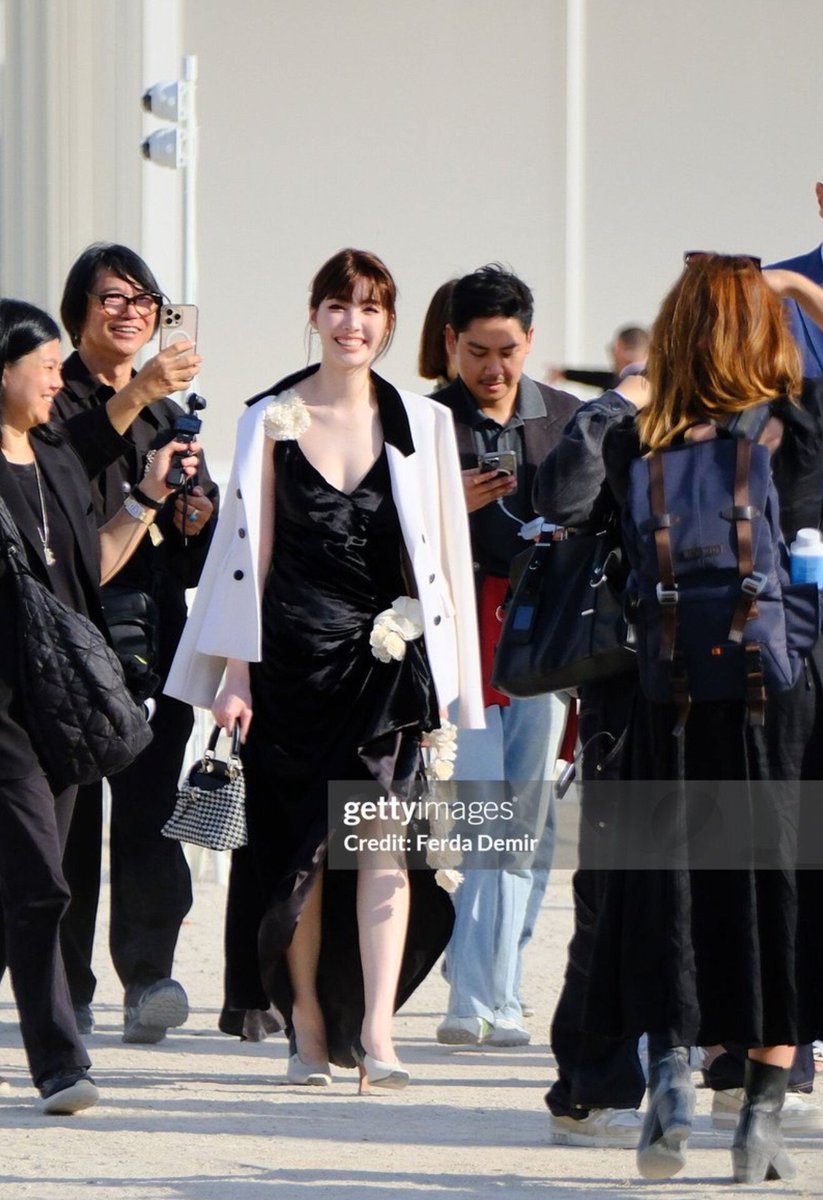 mstarnewsth's tweet photo. สองสาว Dior Ambassador "หลิงหลิง คอง" @linglingsirilak และ "ออม กรณ์นภัส" @ormmormm ในฐานะแขกคนสำคัญ กับลุคลูกคุณฉบับ @Dior เดินทางร่วมชม Dior Women's Spring/Summer 2027 Ready-to-Wear Show at Paris Fashion Week ที่ผ่านมา

LINGORM BA DIOR AT PFW

#DiorSummer27xLingOrm #LinglingKwong #OrmKornnaphat #LingOrm #Dior #DiorSummer27 #PFW