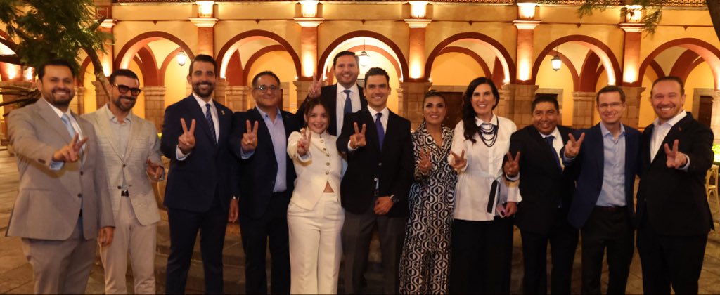 AccionNacional's tweet photo. ¡Los resultados hablan por sí solos! 🇲🇽

Felicitamos al alcalde @EF_Galindo por su Segundo Informe de Gobierno, un ejercicio para compartir con las familias potosinas el trabajo y los resultados alcanzados durante su administración.

Que sigan el compromiso, la cercanía y el trabajo por San Luis Potosí. 👏🏼
