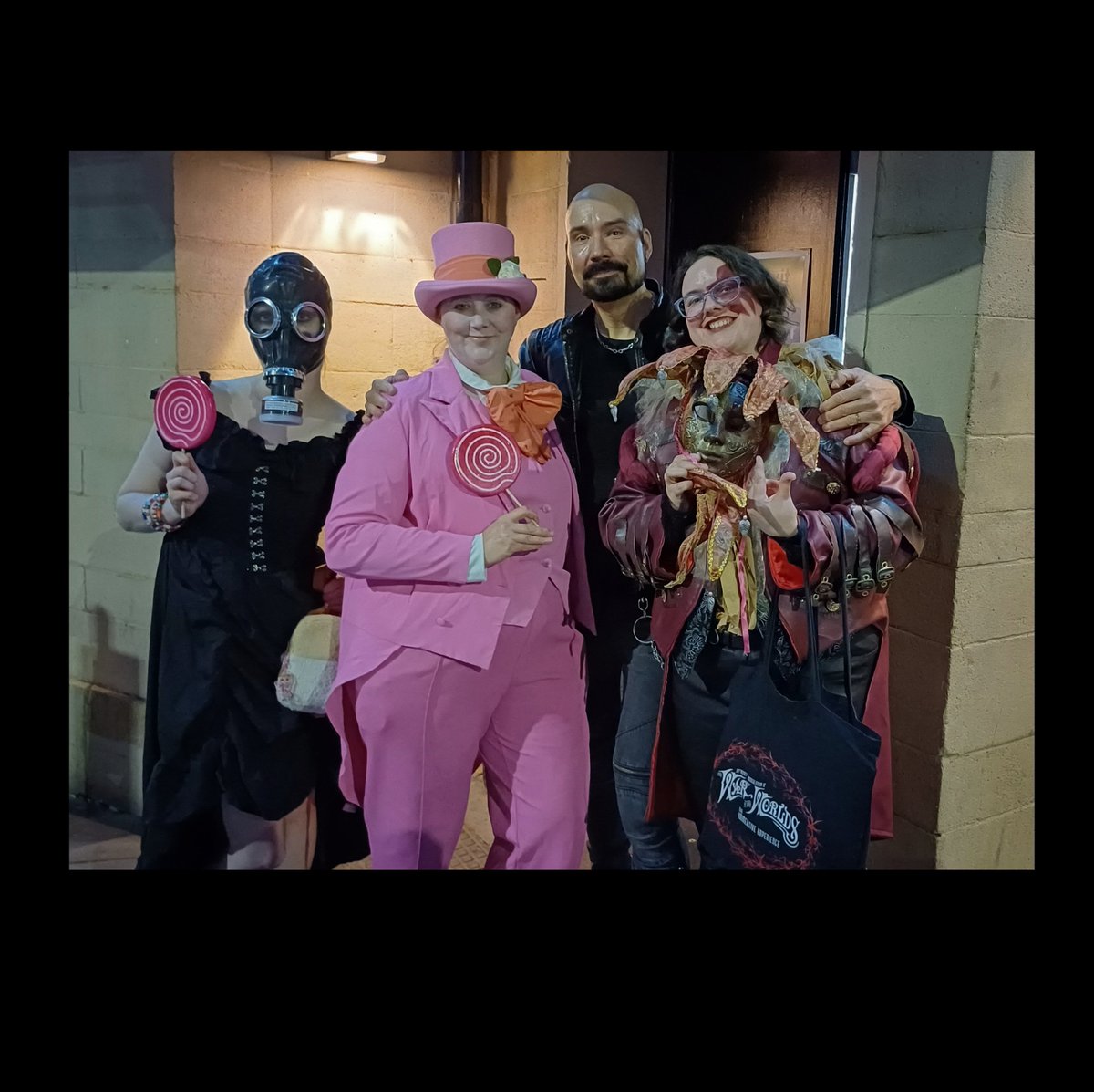 DonnaSluggett's tweet photo. My heart is so full, yet I am so sad the Poets of the Fall tour has now come to its end. First up was Nottingham with #UKRC fam. I cosplayed a character from their most famous video, #carnivalofrust
We met "Captain" after the show too.
#poetsofthefall #echoesofthecarnival https://t.co/1AeHPMhxXe