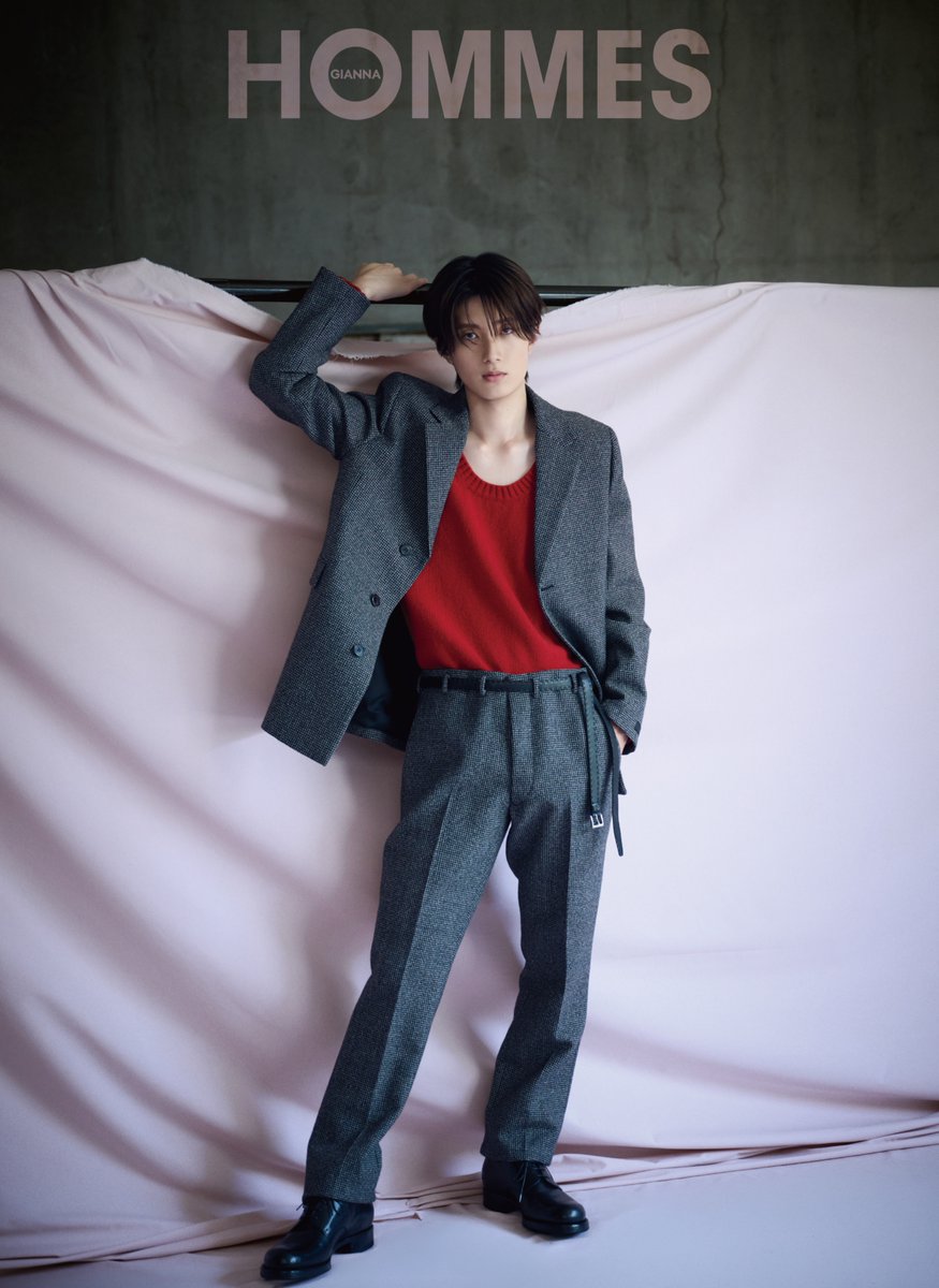 gianna_magazine's tweet photo. 🎊本日発売&表紙（B面）解禁‼️
#山中柔太朗（ #MILK ） #GIANNAHOMMES
いつもと違った、静寂の中に際立つ山中柔太朗さんのファッションシューティングをお楽しみに。
ぜひ、お気に入りのCUTや感想など教えてください🫶

#GIANNA 別冊
迫力のB4サイズBIGマガジン
9月30日(水)発売
MEN’S HIGH FASHION MAGAZINE
『GIANNA HOMMES 05』
豪華両面表紙&
FASHIONグラビア＋INTERVIEWの20P大特集‼️
❤️特別付録 『B4サイズ両面ピンナップ』
山中柔太朗（M!LK）

ONLINE販売👇
https://t.co/lvh0tD7eJk

山中柔太朗さんが、昨年8月発売GIANNAPLUS以来の登場！
B4サイズ大型BOOKのインパクトでみせる、両面表紙！
山中柔太朗さんが、ハイブランド2026AW COLLECTION 10LOOKを纏う、テーマ「Silent  Resonance／静寂の輪郭」のファッションシューティング！ドラマでの活躍もみせる俳優としてのことはじめ、Mini Album『LOVE ENG!NE』、M!LKなどについての8,000ワードを超えるインタビュー！

「Silent  Resonance／静寂の輪郭」
表現者として着実に新たな領域へとステップアップを続ける山中柔太朗さん。 静寂の中でこそ際立つ、しなやかな力強さと、触れれば壊れてしまいそうな繊細さという二面性を映し出す。 モードというフィルターを通し、挑発的でありながらどこか官能的、そしてノスタルジックな空気を纏う。 物静かに見える彼の奥底にある、冷めることのない情熱と、次なる可能性へと向かう意志こそが、「静かなる共鳴」。

📣山中柔太朗さん  NEWS
💎YouTubeチャンネル「劇場版じゅうたろう」開設
💎M!LK 1st Mini Album「LOVE ENG!NE」9/16リリース

@jyu_ta_ro
@milk_info
@SD3info