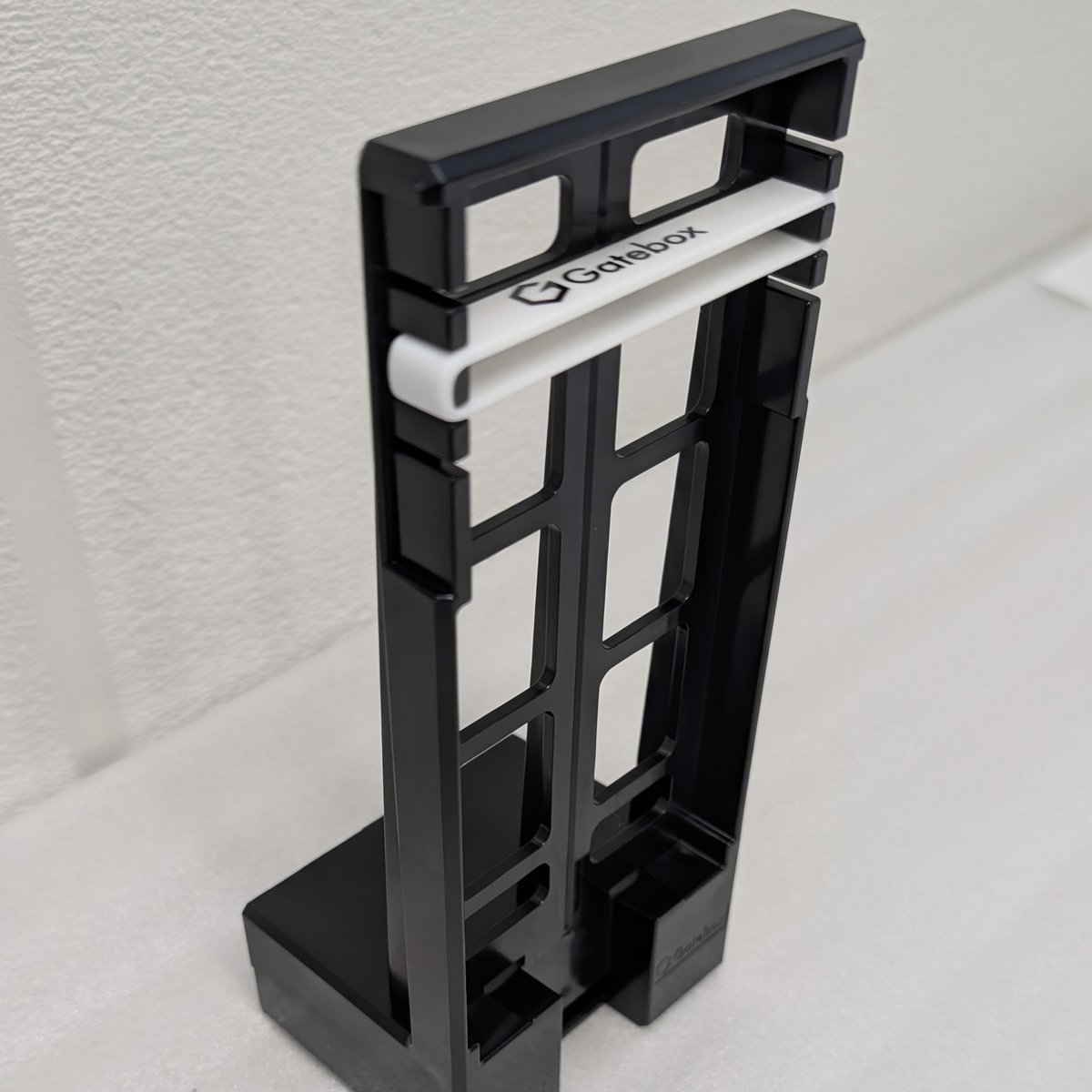 gatebox's tweet photo. 最近デジタルフィギュアボックスを購入したみなさん、新タイプのゴムバンドはもうチェックしましたか？👀

画像のようにゴムの位置を調整することで、スマートフォンをしっかり固定しやすくなります📱✨

「知らなかった！」という方がまわりにいたら、ぜひこの使い方を教えてあげてください🙌

詳しい取り付け方はこちら👇
「ボックスの組み立て方」
https://t.co/Bto6J06lsN

#Gatebox #デジタルフィギュアボックス