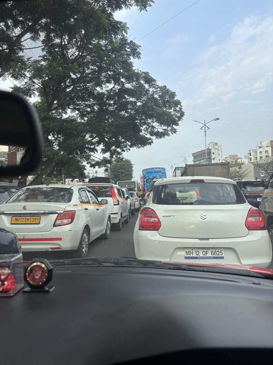 rishishekhar's tweet photo. Massive traffic jam on #nagarroad #wagholi @PuneCityTraffic School buses are stucked for 20mins not moved an inch. @PuneCityPolice https://t.co/taVzwbfc7a