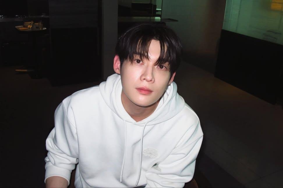 SummerJjangmo's tweet photo. He has the kind of face that makes every outfit work.
어떤 옷이든 소화하게 만드는 얼굴이다

KIM YOON SIK PARIS FASHION WEEK

#KIMYOONSIKPFWSS27
#YOONSIKINPARIS https://t.co/6iHf2PB0o8
