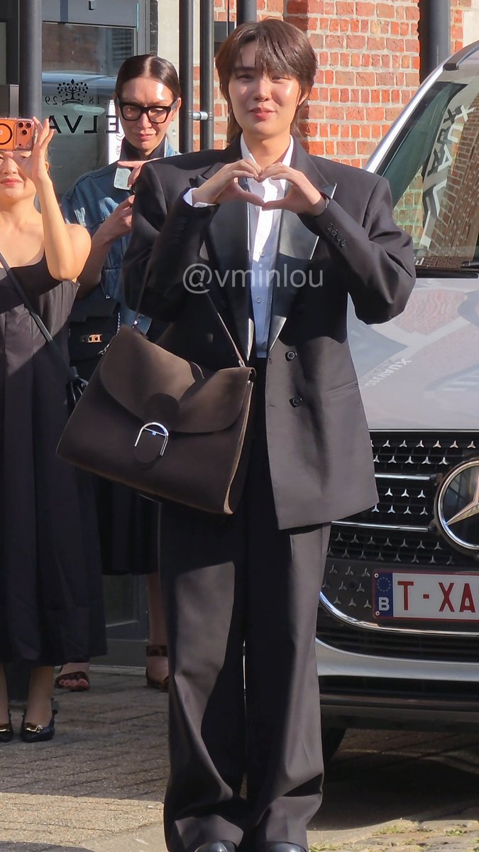 vminlou's tweet photo. a few screenshots from my video so it's better quality and bc I still can't believe I saw namping 🤍 

his smile is so genuine ✨ 1/2

A DELVAUX MOMENT WITH NAMPING #NampingxDelvaux #NampingStarInBrussels #nampingster #Delvaux https://t.co/FM6c2FXKG2