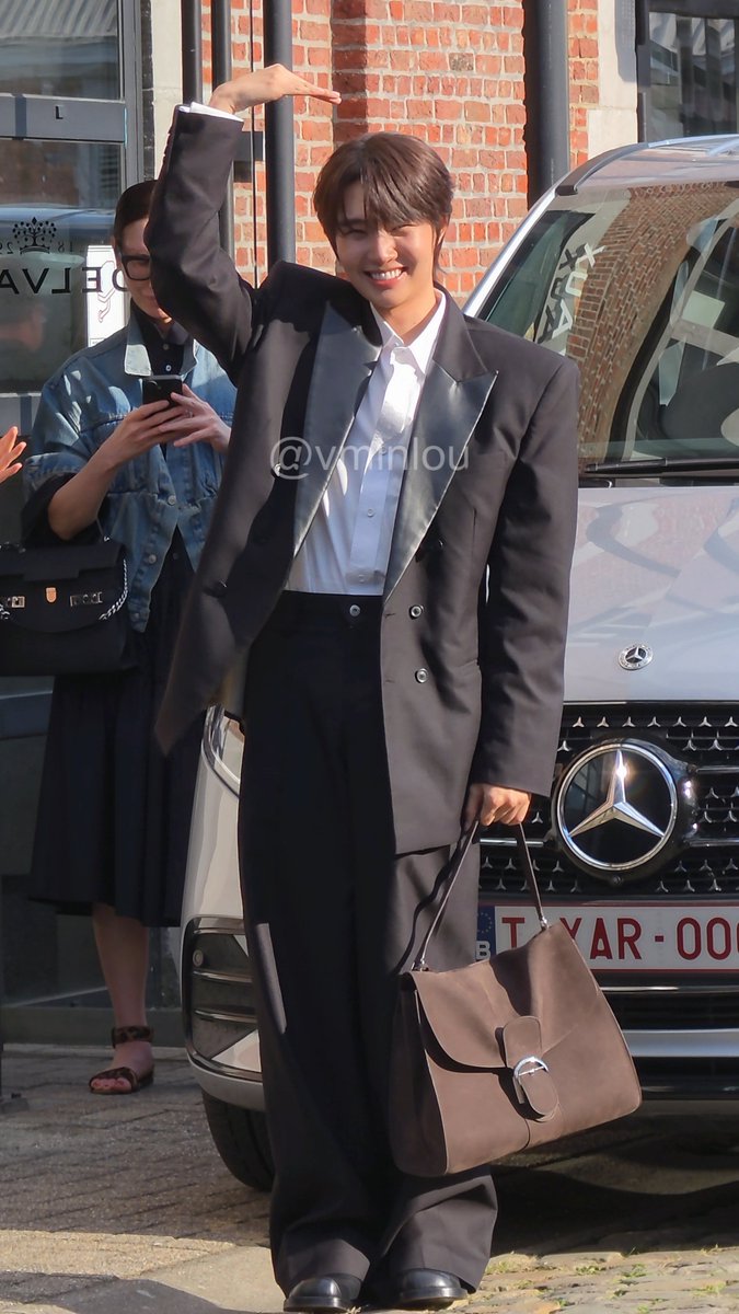 vminlou's tweet photo. a few screenshots from my video so it's better quality and bc I still can't believe I saw namping 🤍 

his smile is so genuine ✨ 1/2

A DELVAUX MOMENT WITH NAMPING #NampingxDelvaux #NampingStarInBrussels #nampingster #Delvaux https://t.co/FM6c2FXKG2