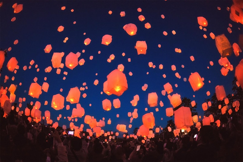 fashionpressnet's tweet photo. ”200個のランタン”が夜空に灯るイベント「スカイランタンナイト」東京・代々木公園で - https://t.co/mMX3GQz45m https://t.co/2KRjHgxj3r