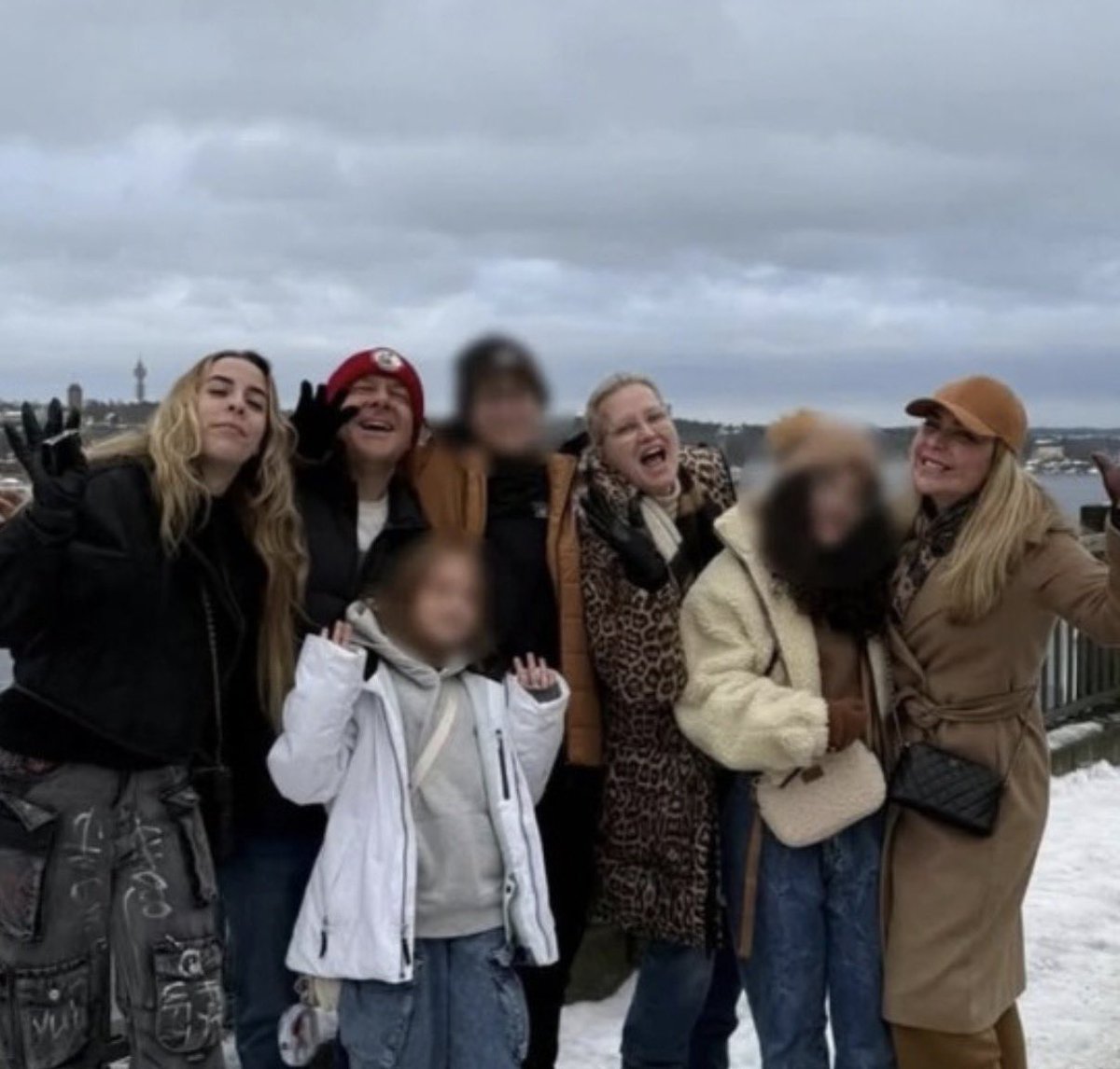 lucaspavanato's tweet photo. Fotos do nosso querido Lulinha curtindo sua viagem na Finlândia de R$1.8 milhão, paga por quem?

Pela sua amiga lobista Roberta. De onde ela tirou tanto dinheiro assim? https://t.co/fdYPsZ78L6