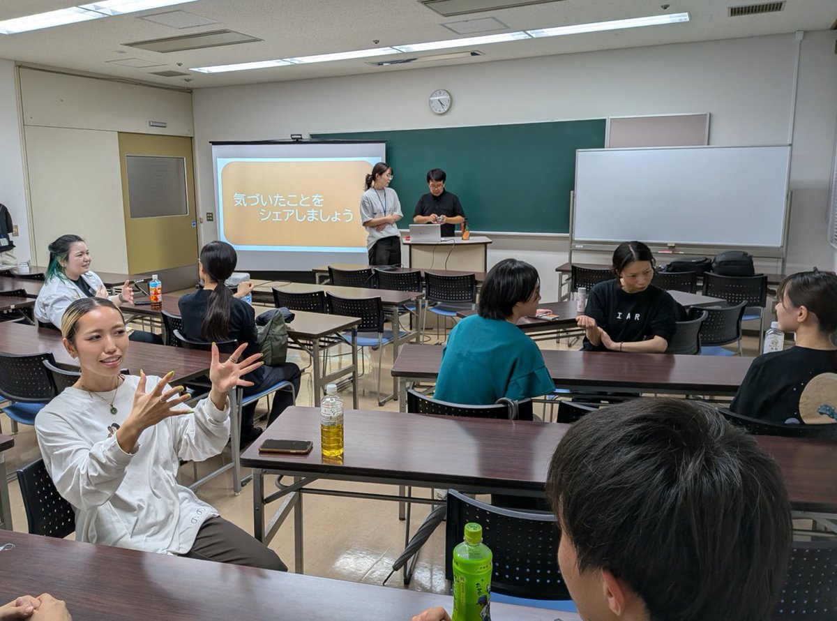TrueColorsFest's tweet photo. ／ 
開催報告🎉 
「ダンス分野の手話通訳者育成ワークショップ」in 大阪
無事に終了しました！
＼ 

大阪会場では定員を大きく超えるご応募をいただき、
11名の方にご参加いただきました。

橋本一郎先生と大阪会場のオーガナイザーのSHUNJIさんによる
オリエンテーションからスタート。
その後、ファインプラザ大阪さん主催の「みんなのダンス体験会」に
参加させていただき、チームに分かれて手話通訳に取り組みました。

ワークショップ後の振り返りでは、
さまざまなジャンルのダンスや多様な参加者のみなさんと触れ合った経験を通し、
質問や感想のシェアが活発に行われ、非常に充実した時間となりました。

今回はダンス現場での通訳が初めての方も多くいらっしゃいましたが、
大阪のダンス関係者や、大阪で活躍する手話通訳士の皆さんと直接会っていただき、
そしてデフダンサーのご家族から、当事者のリアルな声を伺うこともできました。
今回の経験が、これからの手話通訳の現場につながるものになっていたら、大変嬉しく思います。

橋本一郎先生、今回のワークショップにお力添えいただいたみなさま、
ご参加いただいたみなさま、本当にありがとうございました！✨