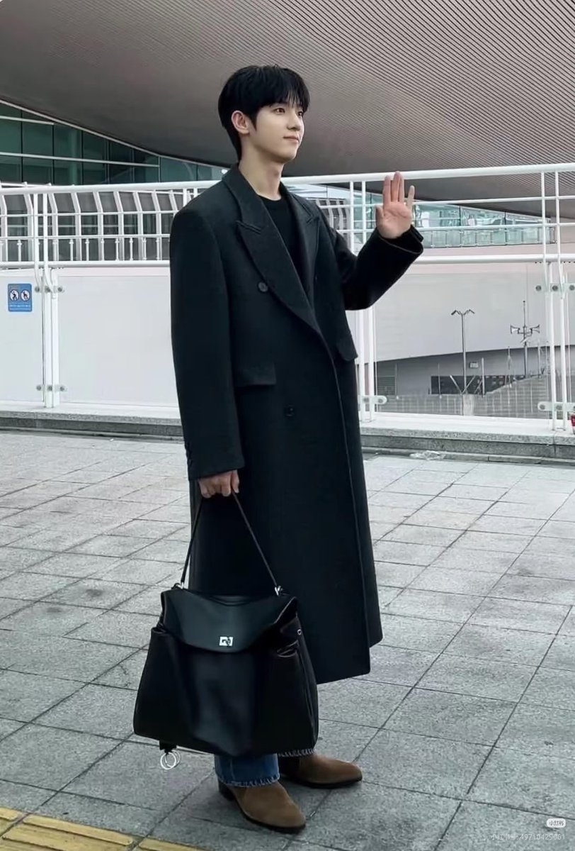 keopsw_'s tweet photo. 공항 패션까지 완벽한 박시우. 비율이랑 분위기가 진짜 미쳤다

PARK SIWOO IN PARIS
#PARKSIWOO
#PARKSIWOOPFWSS27 https://t.co/HARWyI00GC