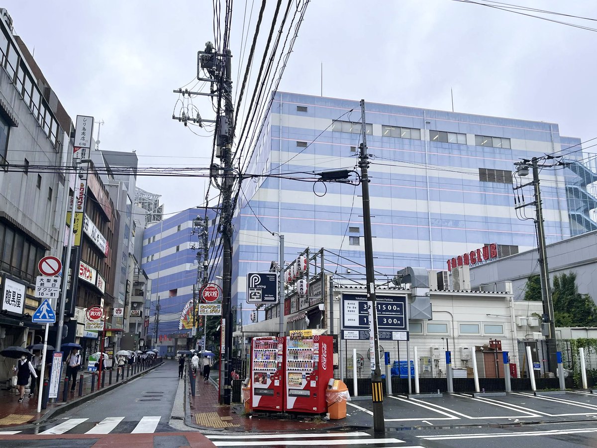 Hama_Seikatsu's tweet photo. 朝のムービルの様子☔️

本日9月30日をもって
横浜西口「相鉄ムービル」は閉館します💧

ムービル最終日に見納めしませんか？

横浜はあいにくのお天気ですが、
ぜひ行ってみてくださいね💨

#横浜 #ムービル #相鉄ムービル
#横浜西口 #横浜で暮らそう https://t.co/4f1K2KiusW