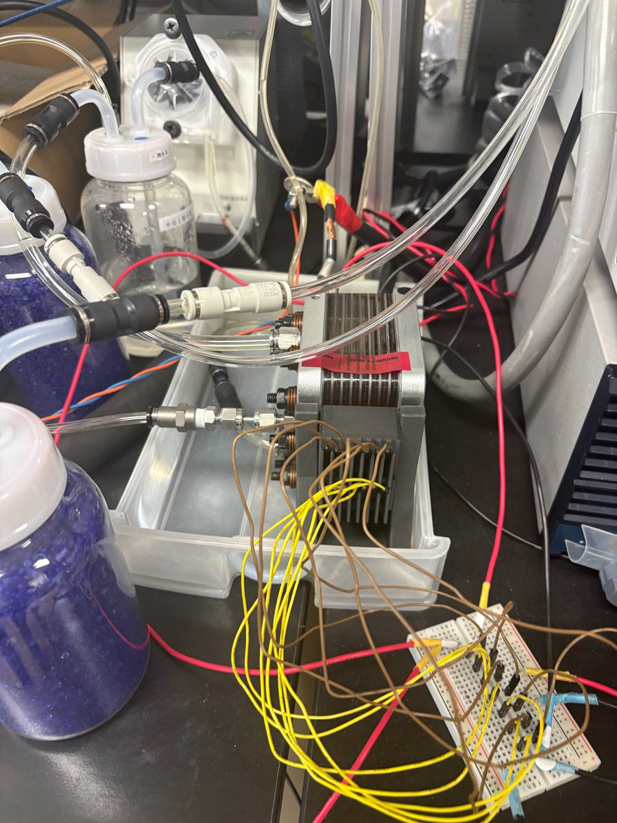 energylab_tus's tweet photo. 水素を作ってます！💧🔋

#電気電子情報工学科 #大学生 #大学生活 #研究室生活 #理系学生 #理科大 #片山研究室 #片山研 #実験 #水素 https://t.co/gxKNCzu6hG