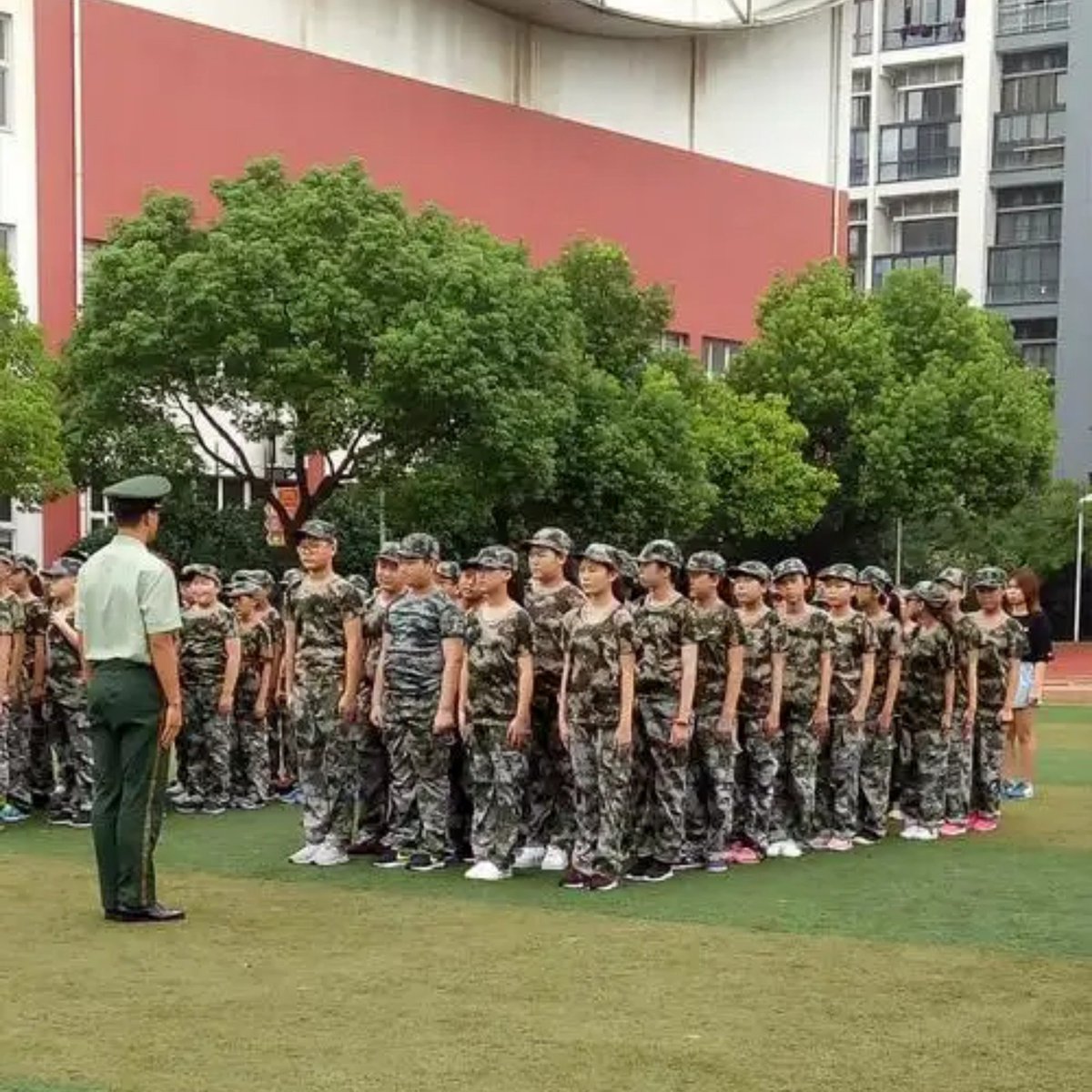 Dancingfool79's tweet photo. @Aidiyina20061 小学开始就强制参加军训，难道不是军国主义？？？ https://t.co/vWjEXPKb1x