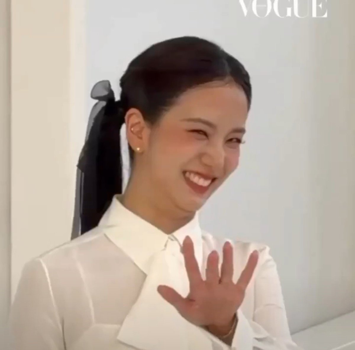 THEOGLULULEMON's tweet photo. When you don't pay your makeup artist his salary. https://t.co/js7kuEy2BV