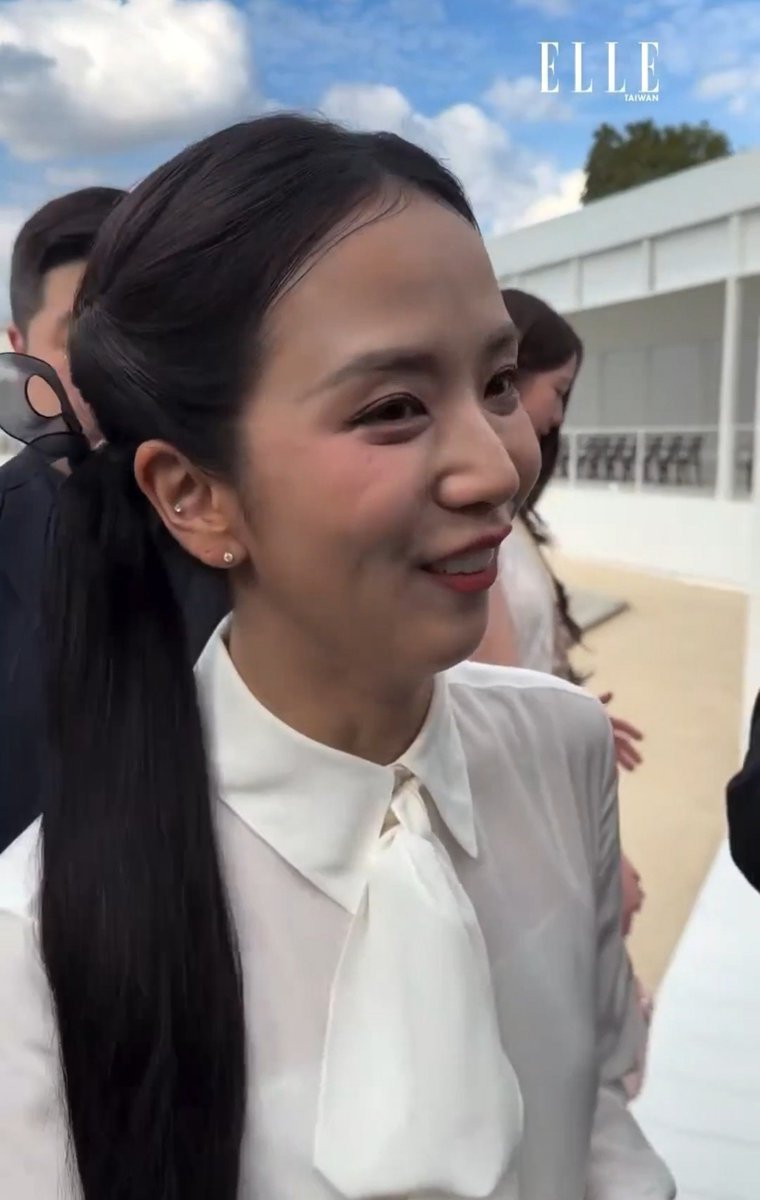 THEOGLULULEMON's tweet photo. When you don't pay your makeup artist his salary. https://t.co/js7kuEy2BV