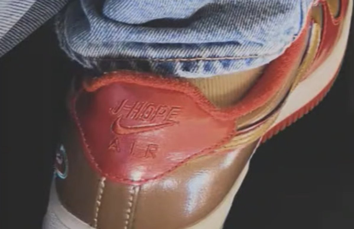 HobiCasa's tweet photo. From " j in the AIR" in his song to an actual Nike  shoes with " j-hope AIR" 😭😭😭😭😭
I need this shoes!!!! https://t.co/BdsoGNp4NV