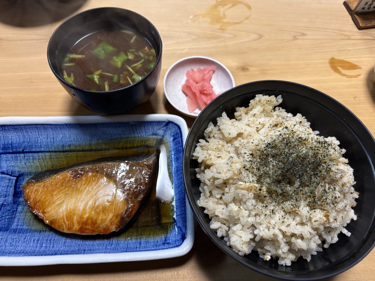 ALFIN82249703's tweet photo. なんば駅
大黒
かやく御飯&amp;ぶり照焼
#なんば　#ぶり照焼　#かやく御飯　#昼ごはん https://t.co/eEJB14iFCa
