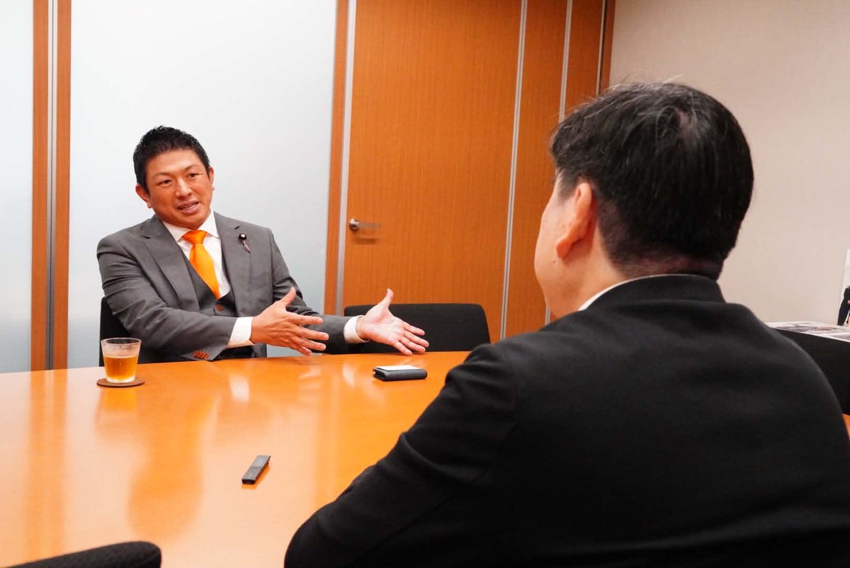 jinkamiya's tweet photo. 久しぶりに新聞のインタビューを受けました。今回は日経新聞でした。

沖縄の知事選挙
AfD との交流
これからの地方選挙

についてお話しました。
見立てと違う話をしたので、
またしっかり書いていただければと
思います。 https://t.co/pHenlNoKmp