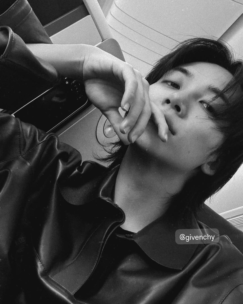 svtnserenade's tweet photo. the hottest thing a man could ever do is be yoon jeonghan 🧎‍♀️ https://t.co/58Dy6fWjth