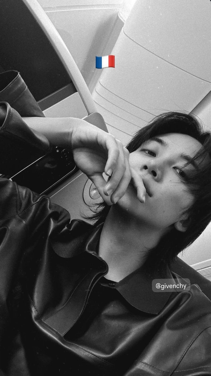 svtnserenade's tweet photo. the hottest thing a man could ever do is be yoon jeonghan 🧎‍♀️ https://t.co/58Dy6fWjth