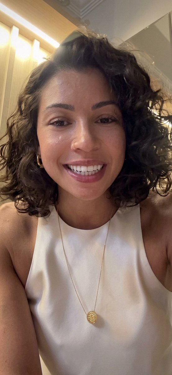 wtfjuliamaria's tweet photo. a carolana falando do pior momento da vida dela, de ter batalhado contra um câncer, com um sorriso lindo no rosto e falando de prevenção pra ajudar outras mulheres, eu amo tanto essa menina 😭 https://t.co/DbpEwNsD0V